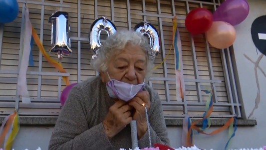 Esther cumplió 100 y hubo superfestejo en la cuadra