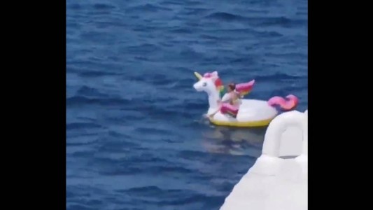 Impactante rescate de una nena que quedó a la deriva en el mar sobre su salvavidas inflable