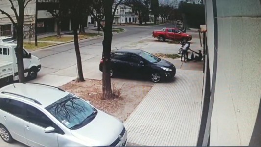 Le robó la mochila y la billetera sin resistencia pero igual le disparó