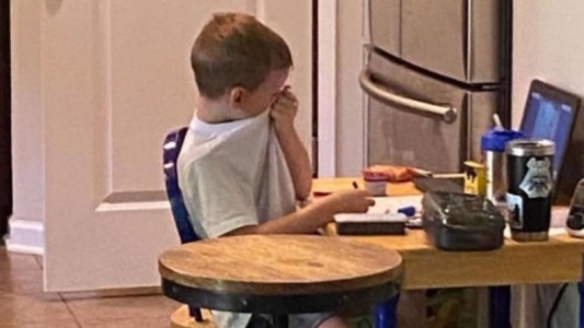 Una mujer publicó la foto de su hijo de 5 años frustrado en medio de una clase virtual
