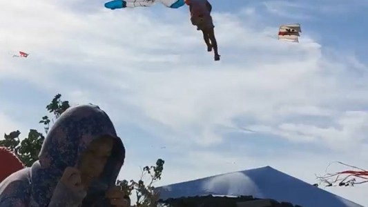 Pánico en Taiwán: una nena de 3 años voló por el cielo aferrada a un barrilete y sobrevivió de milagro