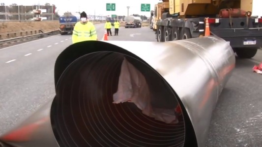 Se desprendió una carga de rollos de acero de un camión sobre Circunvalación