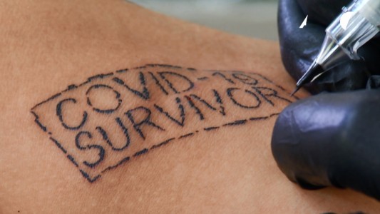 "Sobreviviente de Covid-19": El tatuaje que regala un artista mexicano