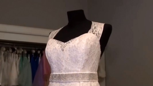 Vestidos y trajes, en sus perchas y sin vender