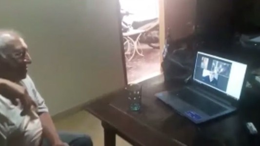 La emoción de un abuelo al enterarse que su nieto se recibió en la universidad