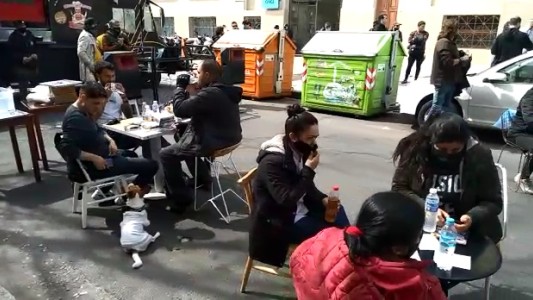 Gastronómicos protestaron con un "bar a cielo abierto"