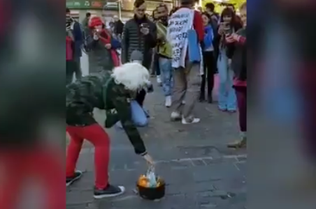 Video: anticuarentenas quemaron barbijos a metros del Obelisco