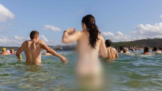 Francia: 240 personas se contagiaron coronavirus en una fiesta nudista