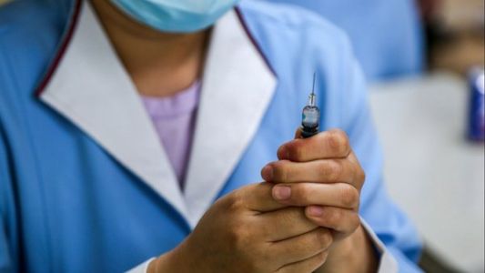 Ponen en pausa las pruebas de la vacuna de Oxford por "posibles reacciones adversas"