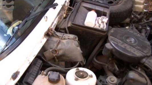 Con cadenas y candados, los vecinos de San Francisquito deben proteger sus baterías de los robos