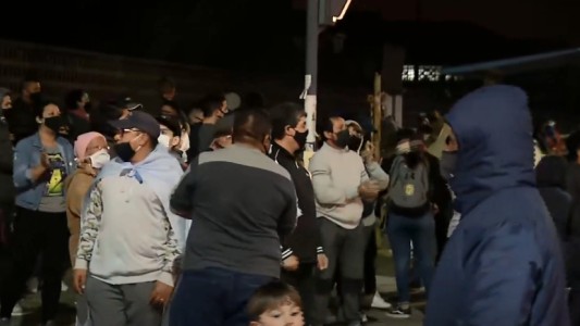 Un grupo de policías acampó frente a la Jefatura