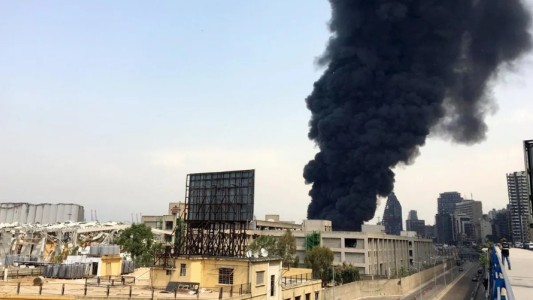Se produjo un incendio de magnitud en el puerto de Beirut, a un mes de las trágicas explosiones
