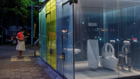 Instalan baños públicos transparentes en un parque de Tokio
