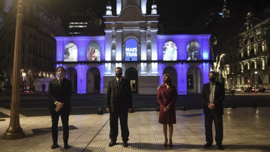 Día del Maestro: Proyectan imágenes de docentes en el Cabildo