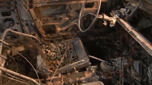 Quemacoches en zona sur: dos vehículos fueron completamente consumidos por el fuego