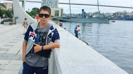 El drama del hombre que dejó de envejecer hace 20 y luce como un adolescente