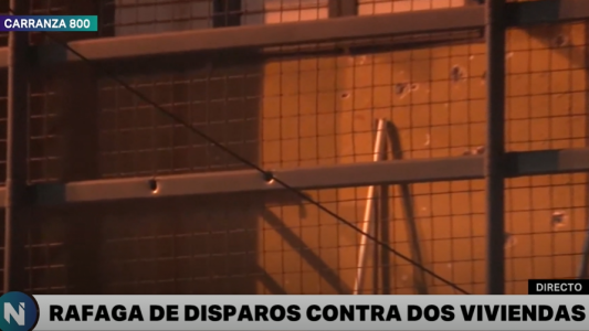 Lluvia de balas contra el frente de una casa