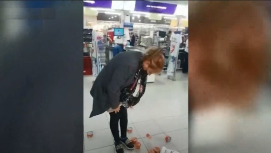 Así se organizan los "mecheros" para robar mercadería de un supermercado