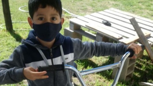 Tiene 7 años, le robaron la bicicleta y una mujer solidaria le regaló una nueva