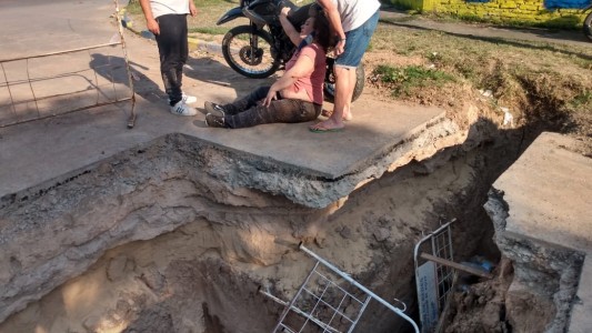 Al menos ocho personas se cayeron a un pozo gigante de Aguas Santafesinas