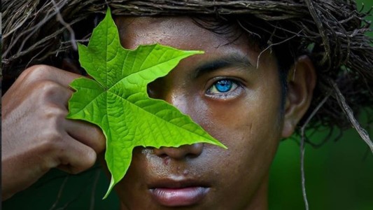 La tribu que sorprende por sus ojos azules y brillantes a raíz de una mutación genética