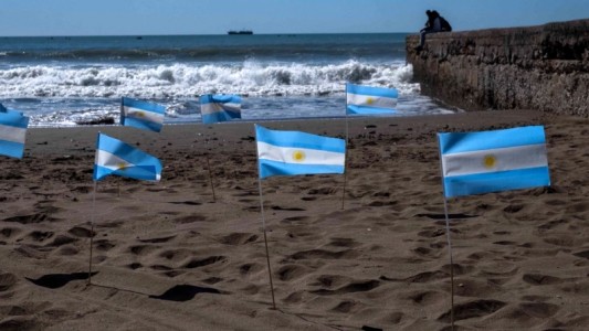 Con banderas en la playa, Mar del Plata recuerda a sus más de 500 muertos por coronavirus