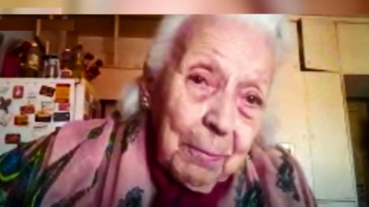 La "seño Rosa" cumplió 100 años y sus alumnos de la promo 1963 le prepararon una emotiva sorpresa