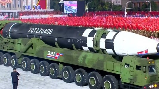 Corea del Norte mostró un gigantesco misil que es récord y preocupa a Estados Unidos