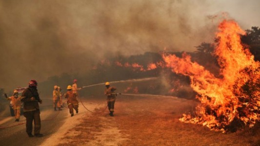 El gobierno dispuso de un bono de 10 mil pesos para los bomberos que combaten incendios forestales