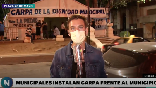 Los trabajadores municipales instalaron una carpa enfrente de la Municipalidad