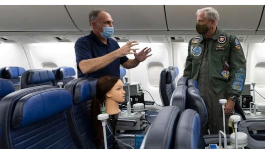 Estudio afirma que es bajo el riesgo de contagiarse coronavirus en aviones