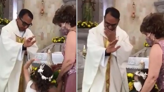 Video: nena hizo reír a todos durante su bautismo al "chocarle los 5" al cura