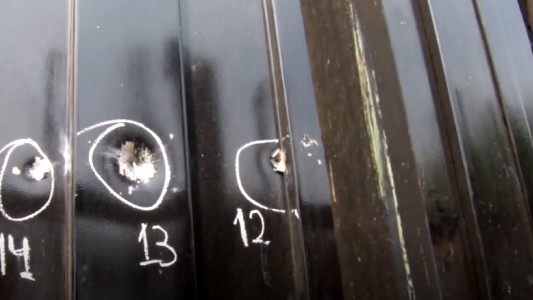 Dispararon al menos 25 veces contra el portón de un corralón de materiales de zona oeste