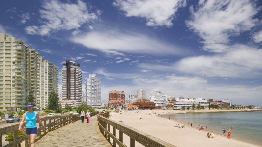 Uruguay anunció que cerrará sus fronteras durante el verano