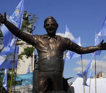 Instalan estatua en el CCK y realizan caravana al cumplirse 10 años de la muerte de Néstor Kirchner