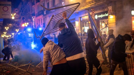 Noche de manifestación, violencia y saqueos en Barcelona tras el anuncio del nuevo confinamiento