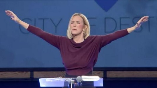 El canto de la guía espiritual de Trump para ayudarlo a ganar la elección