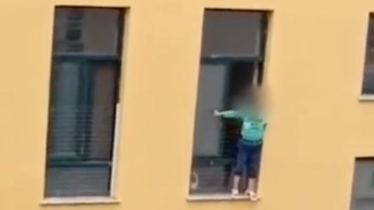 Video: atajó a un nene que saltó desde un tercer piso en el jardín de infantes
