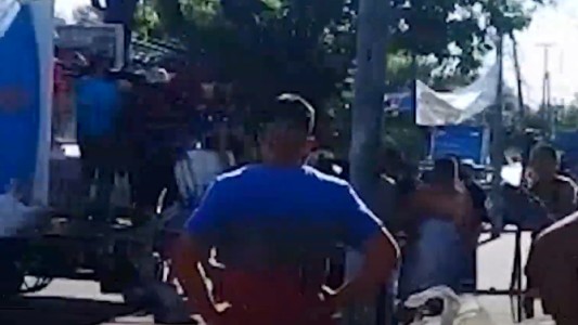 Casi compactan en un camión de residuos a una persona que dormía dentro de un contendor