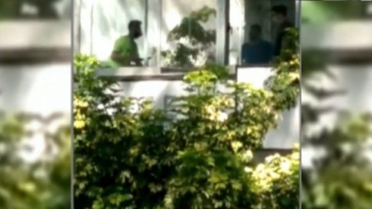 Video: un hombre atacó con un cuchillo a dos chicas en un gimnasio de Belgrano