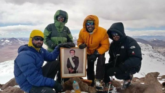 Escalaron más de 6700 metros llevando una foto de Carlos Menem