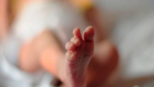 Video: El milagro de un bebé recién nacido rescatado de la basura