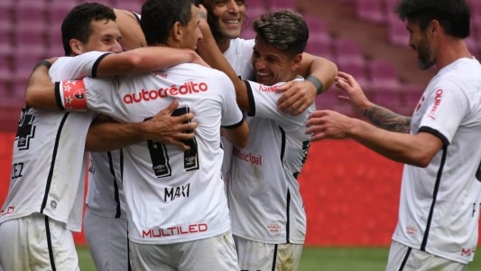 Newell's goleó, gustó y recuperó la esperanza con una goleada