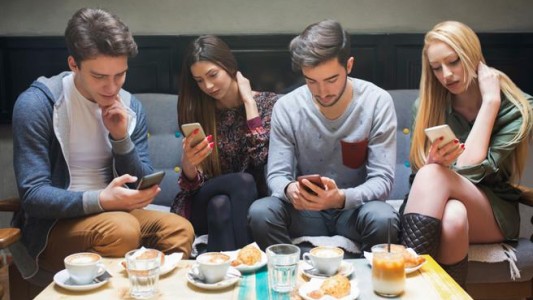 Las personas pasan nueve años de sus vidas con el smartphone
