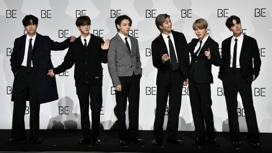 El grupo surcoreano BTS lanza nuevo álbum y conquista las redes sociales
