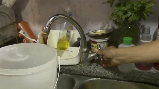 Vecinos de Centeno y Necochea denuncian que hace un año no tienen normal suministro de agua