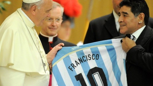 El papa Francisco recordó "con afecto" sus encuentros con Diego Maradona