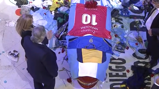 Fernández despidió a Maradona con una camiseta de Argentinos y un pañuelo de Madres y Abuelas