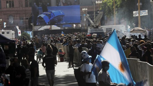 Cerraron la fila para ingresar al velatorio de Diego Maradona y hay incidentes
