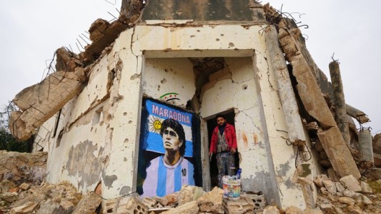 Siria: en medio de las ruinas, pintó un mural en homenaje a Diego Maradona